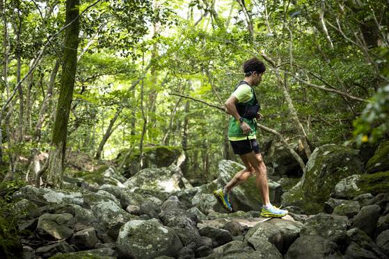지난 20~21일 진행된 ‘로드랩 제주 50K’ 참가자들. 한라산 둘레길을 달리는 행사였던 만큼 참가자들은 조끼·물통을 비롯해 트레일 러닝에 필요한 장비들을 잘 갖췄다. 정준희 기자