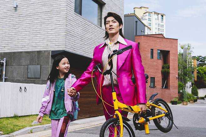 개봉 전 한국판 ‘어벤저스’로 기대를 모았던 ‘외계+인’은 관람객들 사이에서 ‘복잡한 스토리에 장르의 특색과 캐릭터들의 개성이 묻혀 아쉬웠다’는 평가를 받고 있다. (사진 출처=영화 스틸 컷 캡처)