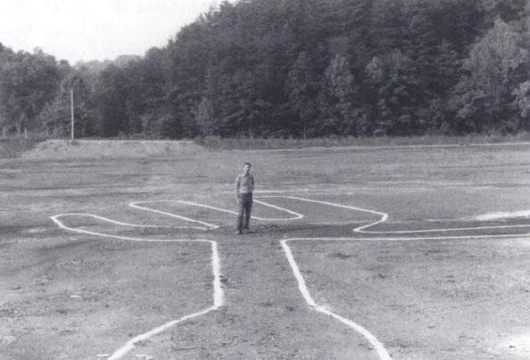 미국의 조 니켈 박사는 저서 <Unsolved History: Investigating Mysteries of the Past>에서 나스카 지상화를 간단한 방법으로 그릴 수 있다는 점을 증명했다. 그림의 여러 특징으로 미뤄봤을 때 설득력 있는 주장이라는 게 고고학계의 중론이다. 니켈 박사가 나스카 지상화를 재현한 뒤 기념촬영을 한 사진.