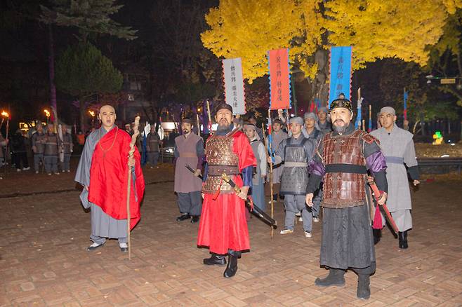 충북 청주시 상당구 중앙공원에서 ‘청주문화재야행’의 하나로 청주성탈환퍼포먼스가 진행되고 있다.