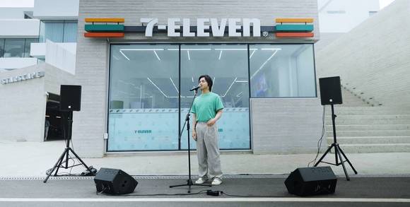 세븐일레븐 포항호미곶점 세븐스테이지에서 원슈타인이 대표곡인 '존재만으로'와 '캥거루'를 부르고 있다. 사진=세븐일레븐