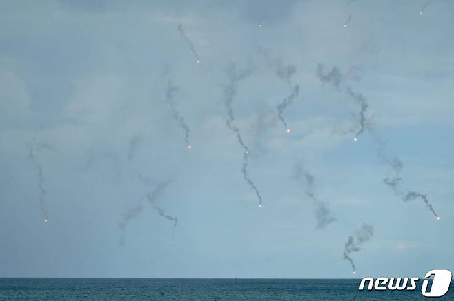 (핑둥 AFP=뉴스1) 우동명 기자 = 9일(현지시간) 대만 핑둥 훈련장에서 중국의 포위 군사훈련에 맞서 155㎜ 곡사포가 실사격 훈련을 하고 있다.  ⓒ AFP=뉴스1  Copyright (C) 뉴스1. All rights reserved. 무단 전재 및 재배포 금지.