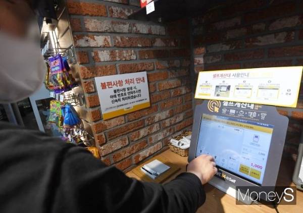 비대면 문화 확산과 인건비 상승으로 유통업계에 무인화 열풍이 시작되며 셀프 계산대가 급증했다. 사진은 지난해 7월13일 서울 중구 이마트24 서울조선호텔 무인 편의점에서 상품을 구매하는 고객. /사진=장동규 기자