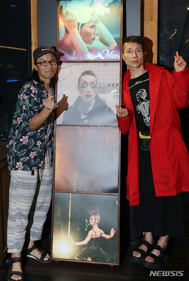 [서울=뉴시스] 조수정 기자 = 다큐멘터리 영화 '모어' 모지민(오른쪽) 씨와 이일하 감독. 2022.08.27. chocrystal@newsis.com