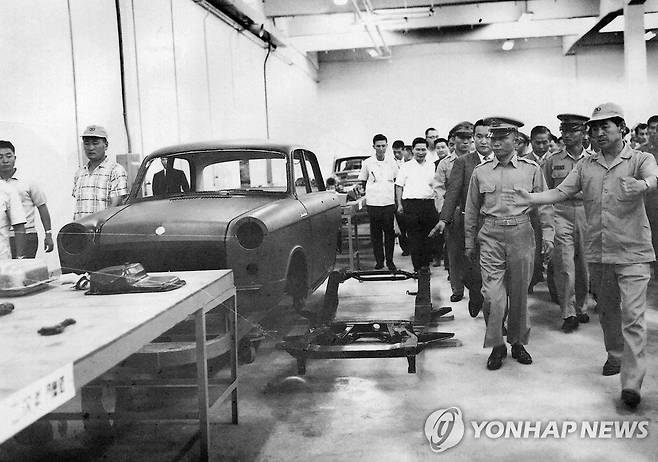 새나라자동차공장 준공식에 참석한 박정희 의장 경기도 부평에 설립된 새나라자동차공장 준공식에 참석하 박정희 의장 1962.8.27 (본사자료)<저작권자 ⓒ 2001 연합뉴스. 무단전재-재배포 금지>