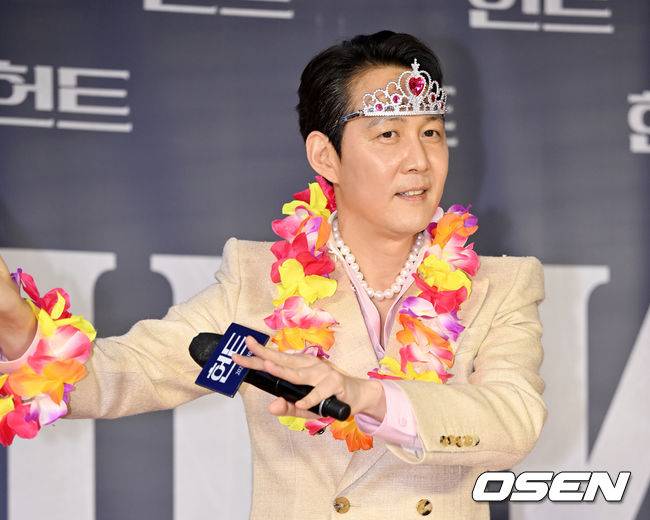 [OSEN=민경훈 기자] 27일 오후 서울시 강남구 메가박스 코엑스에서 영화 '헌트' 흥행 감사 무대 인사 및 앵콜 쇼케이스가 열렸다. 이 자리에는 감독 겸 배우 이정재와 배우&nbsp;정우성, 정만식이 참석했다.이정재가 앵콜 쇼케이스에서 포토타임을 갖고 있다. 2022.08.27 /rumi@osen.co.kr