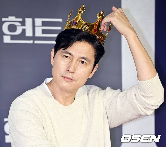 [OSEN=민경훈 기자] 27일 오후 서울시 강남구 메가박스 코엑스에서 영화 '헌트' 흥행 감사 무대 인사 및 앵콜 쇼케이스가 열렸다. 이 자리에는 감독 겸 배우 이정재와 배우 정우성, 정만식이 참석했다.정우성이 앵콜 쇼케이스에서 환하게 웃고 있다. 2022.08.27 /rumi@osen.co.kr