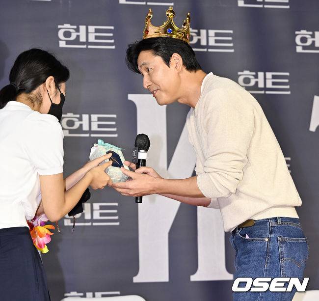 [OSEN=민경훈 기자] 27일 오후 서울시 강남구 메가박스 코엑스에서 영화 '헌트' 흥행 감사 무대 인사 및 앵콜 쇼케이스가 열렸다. 이 자리에는 감독 겸 배우 이정재와 배우&nbsp;정우성, 정만식이 참석했다.정우성이 앵콜 쇼케이스에서 포토타임을 갖고 있다. 2022.08.27 /rumi@osen.co.kr