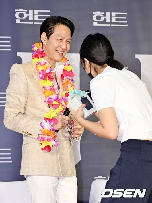 [OSEN=민경훈 기자] 27일 오후 서울시 강남구 메가박스 코엑스에서 영화 '헌트' 흥행 감사 무대 인사 및 앵콜 쇼케이스가 열렸다. 이 자리에는 감독 겸 배우 이정재와 배우&nbsp;정우성, 정만식이 참석했다.이정재가 앵콜 쇼케이스에서 포토타임을 갖고 있다. 2022.08.27 /rumi@osen.co.kr