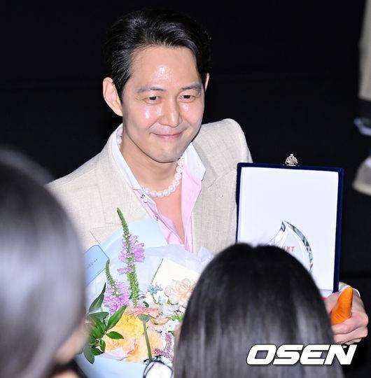 [OSEN=민경훈 기자] 27일 오후 서울시 강남구 메가박스 코엑스에서 영화 '헌트' 흥행 감사 무대 인사 및 앵콜 쇼케이스가 열렸다. 이 자리에는 감독 겸 배우 이정재와 배우 정우성, 정만식이 참석했다.배우 이정재가 무대 인사를 하고 있다. 2022.08.27 /rumi@osen.co.kr