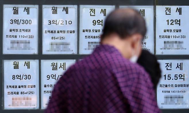 최근 서울 아파트값이 하락세를 보이며 전·월세 매물이 증가하고 신규 수요가 줄어들고 있는 28일 서울 시내의 한 부동산에 전·월세 매물 정보가 표시되어 있다. 뉴시스