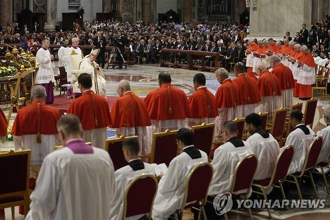 추기경 서임식에서 기도하는 교황 (바티칸 AP=연합뉴스) 27일(현지시간) 바티칸에서 열린 추기경 서임식에서 프란치스코 교황이 기도를 하고 있다. 2022. 8. 27 photo@yna.co.kr