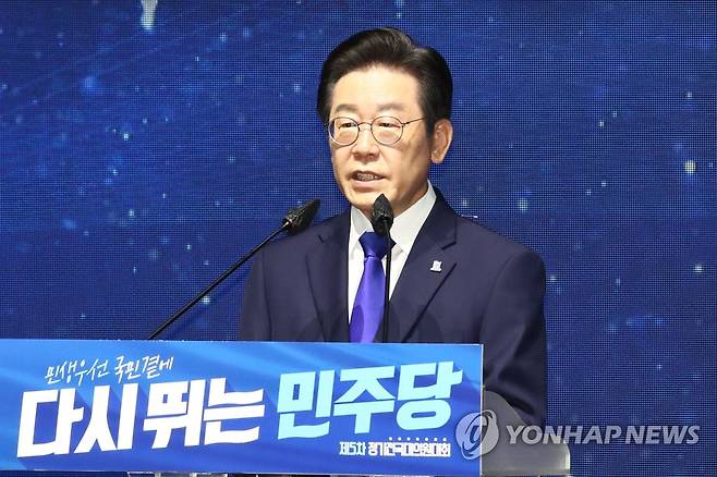 수락연설하는 민주당 이재명 신임 당 대표 (서울=연합뉴스) 더불어민주당 이재명 신임 당 대표가 28일 서울 송파구 올림픽 체조경기장에서 열린 제5차 정기전국대의원대회에서 당 대표로 선출된 뒤 수락 연설을 하고 있다. 2022.8.28 [국회사진기자단] toadboy@yna.co.kr