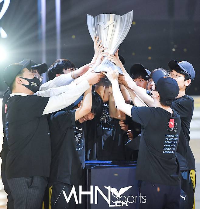 강원도 강릉시 강릉아레나에서 열린 '2022 LCK(리그 오브 레전드 챔피언스 코리아) 서머' 결승전에서 젠지(GEN)가 디펜딩 챔피언 T1을 상대로 세트스코어 3-0 셧아웃 승리로 창단 첫 우승을 거두고 트로피 세리머니를 펼치고 있다. (MHN스포츠 강릉, 권혁재 기자)