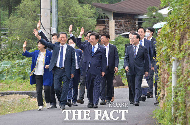 이 대표와 지도부가 지지자들을 향해 손을 흔들고 있다.