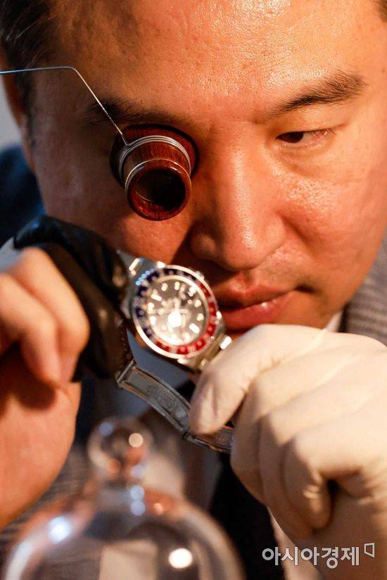 김한뫼 엠오아이워치 대표가 25일 서울 강남구 BGZT 컬렉션에서 인터뷰에 앞서 포즈를 취하고 있다./강진형 기자aymsdream@