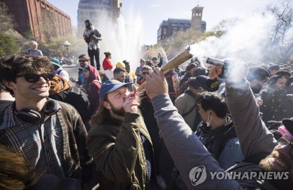 미 뉴욕 '마리화나의 날' 기념행사 (뉴욕 EPA=연합뉴스) 미국 뉴욕 워싱턴 스퀘어 파크에서 20일(현지시간) '마리화나의 날' 행사 참석자들이 대형 마리화나 담배를 즐기고 있다. 기호용 마리화나 찬성론자들은 매년 4월 20일을 '4·20 데이'로 정해 놓고 이날 오후 4시 20분을 기해 다 함께 마리화나를 흡연하는 행사를 연다. 2022.4.21 /사진=연합뉴스