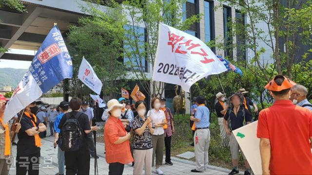 민경욱 전 의원이 인천 연수구 선거관리위원회를 상대로 제기한 선거 무효소송이 지난달 28일 대법원에서 기각된 가운데, 이날 대법원 건물 앞엔 보수단체 회원 100여 명이 결집했다. 심희보 인턴기자