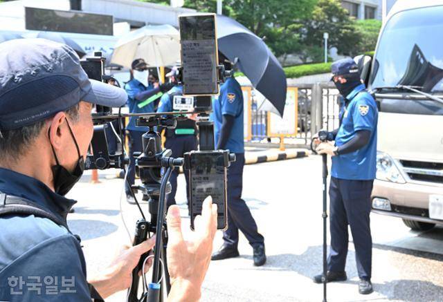 한 유튜버가 7월 28일 4·15 총선 선거무효소송 선고공판이 열린 서울 서초구 대법원 앞에서 유튜브 생중계를 하고 있다. 고영권 기자