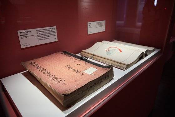 영정모사도감의궤(앞쪽)와 대례의궤. 2011년 한일도서협정에 따라 국내로 돌아온 조선왕조의궤 중 일부다.