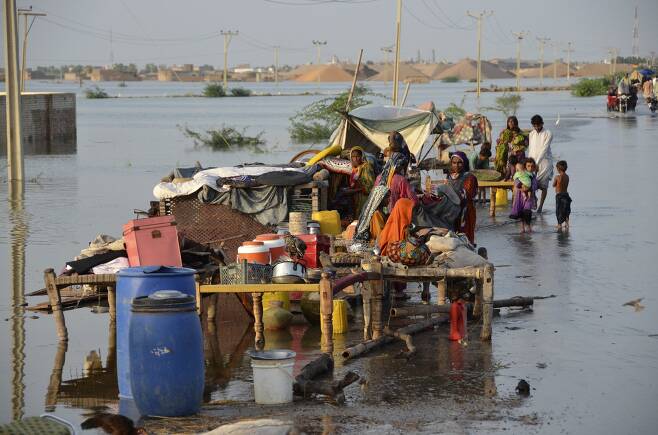 28일(현지시간) 파키스탄 남서부 발루치스탄 주의 주민들이 홍수로 침수된 생활용품을 거리로 옮겨 놓고 있다. AP=연합뉴스
