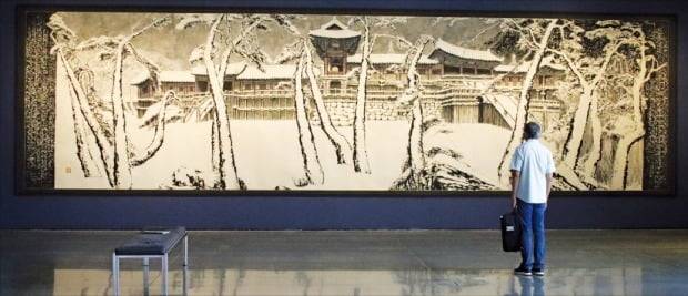 < LA카운티 미술관…소복히 눈 덮인 불국사 > 미국 로스앤젤레스 카운티 미술관에 전시된 박대성 화백의 대형 수묵화 ‘불국설경’(1996년). 로스앤젤레스=이선아 기자