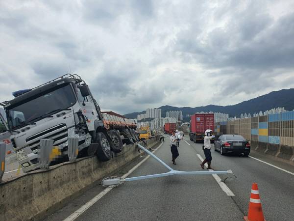 29일 부산 부산진구 동서고가로에서 화물트럭이 중앙분리대를 충격하는 사고가 발생했다. 의식을 잃은 운전자가 병원으로 후송되고 마주오던 차량 5대가 손상됐다. 부산경찰청 제공