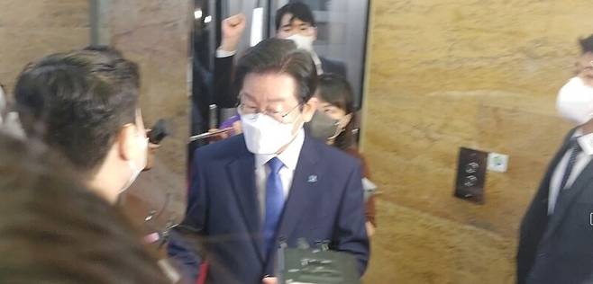 ▲이재명 더불어민주당 대표가 29일 오전 국회 당 대표 회의실에서 주재한 최고위원회의를 마친 뒤 회의에서 나온 김건희 특검 추진에 대한 의견을 묻는 기자들의 질문에 밀지 말라면서 별도의 답변은 하지 않고 있다. 사진=조현호 기자