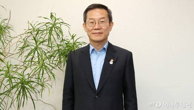 이종호 과학기술정보통신부 장관이 지난 26일 서울중앙우체국에서 머니투데이와 인터뷰를 진행했다. / 사진=김휘선 기자 hwijpg@