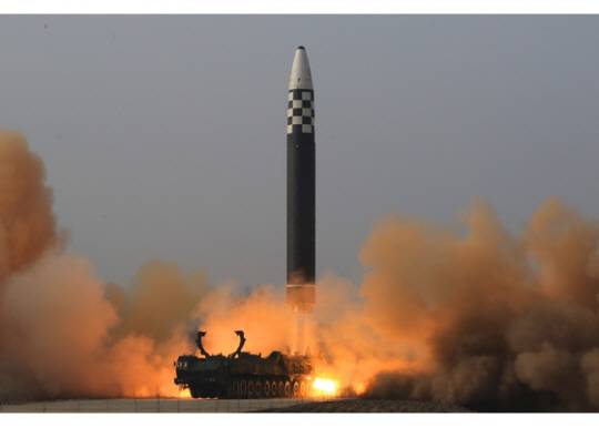 화성-17형 발사 장면 2022년 3월24일 : 북한이 올해 3월17일 신형 대륙간탄도미사일(ICBM) 화성-17형을 발사하는 모습. 조선중앙통신／연합뉴스