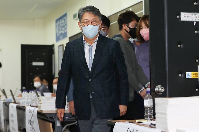 KG그룹 곽재선 회장이 26일 서울 서초구 서울회생법원에서 열린 쌍용자동차 관계인집회가 끝난 후 법정을 나서고 있다. 이날 관계인집회에서 쌍용자동차 회생결의안이 가결돼 KG그룹의 쌍용자동차 인수가 확정됐다. [연합]