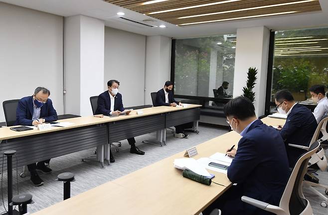 방기선(왼쪽 두번째) 기획재정부 1차관이 29일 서울 영등포구 한국수출입은행에서 열린 '시장상황점검회의'를 주재하고 있다.[연합]