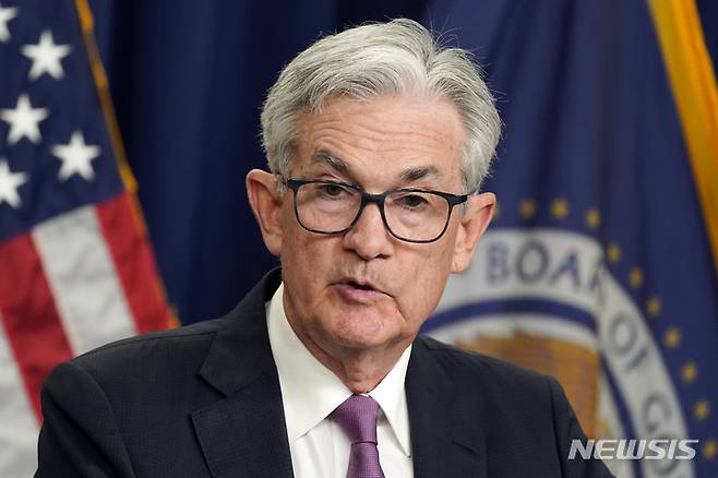 [워싱턴DC=AP/뉴시스]27일(현지시간) 제롬 파월 미국 연방준비제도(Fed·연준) 의장이 워싱턴DC 소재 연준 청사에서 기자회견을 가지고 발언하고 있다. 2022.07.28.