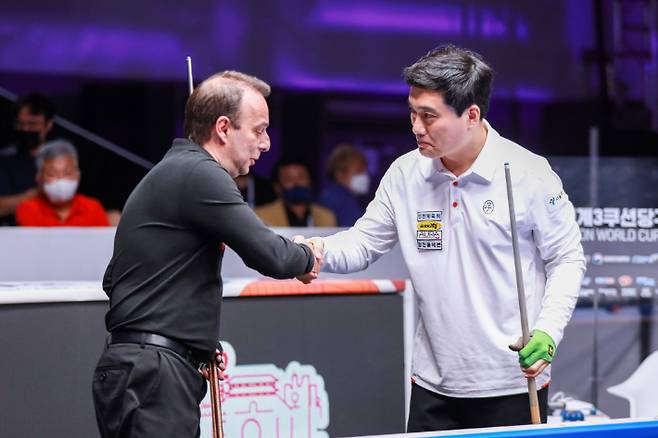 차명종(오른쪽)이 28일 '2022 서울 세계 3쿠션  당구 월드컵' 결승에서 산체스와 경기를 마친 뒤 악수하고 있다. 파이브앤식스