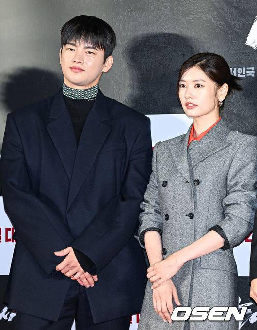 [OSEN=박준형 기자] 29일 오전 서울 용산아이파크몰 내 용산 CGV에서 영화 '늑대사냥'(감독 김홍선) 제작보고회가 진행됐다.  '늑대사냥'은 극악무도한 범죄자들을 태평양에서 한국까지 이송해야 하는 상황 속, 지금껏 보지 못한 극한 상황에 처하게 되는 하드보일드 서바이벌 액션으로 오는 9월 21일 개봉 예정이다.  배우 서인국과 정소민이 포즈를 취하고 있다. 2022.08.29 / soul1014@osen.co.kr