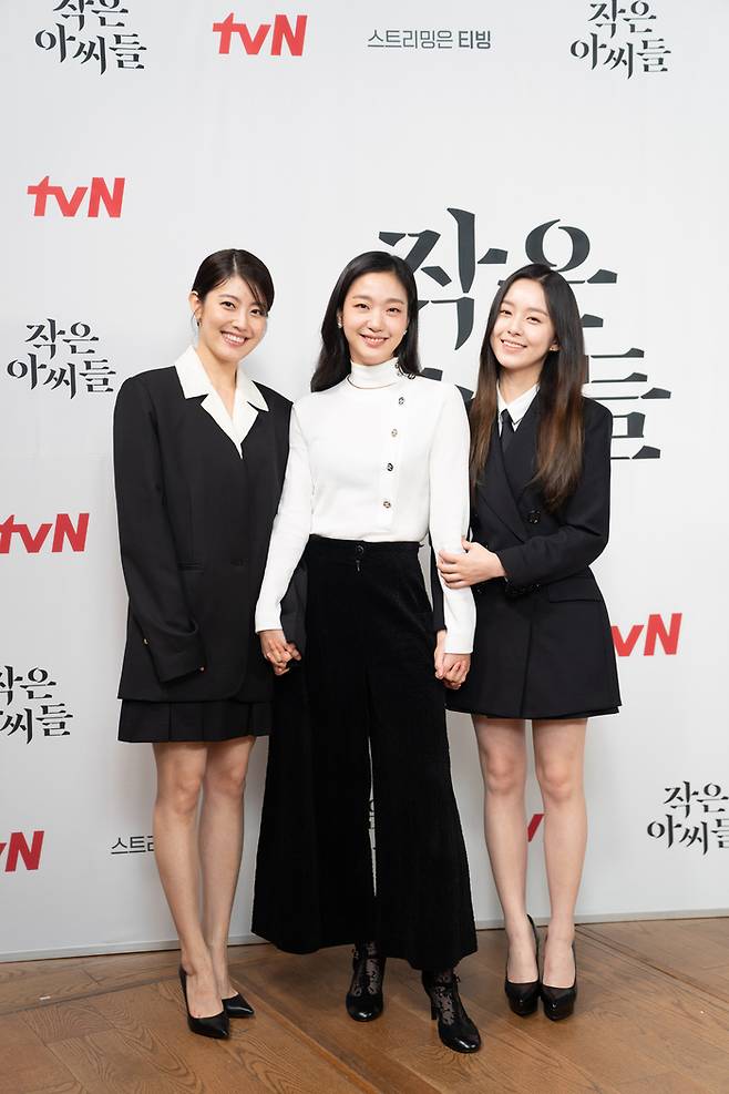 tvN 새 주말극 ‘작은 아씨들’에 출연하는 배우 남지현(왼쪽부터), 김고은, 박지후가 29일 오후 온라인 생중계 형식으로 열린 제작발표회에 참석해 포즈를 취하고 있다. 사진 tvN