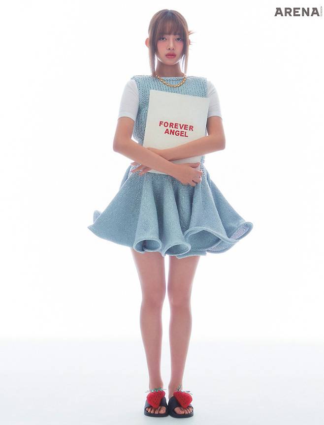 이너 YCH, 골드 네크리스 모스키노, 손에 든 호텔 뚜 작가의 작품은 아브아, 베스트 · 스커트 · 슈즈 모두 JW 앤더슨 제품.