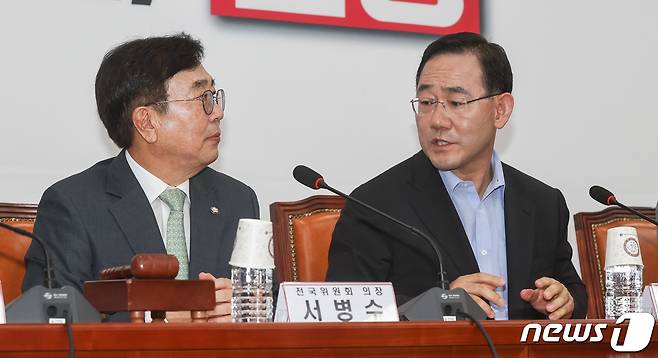 서병수 국민의힘 전국위원회 의장(왼쪽)과 주호영 비상대책위원장. ⓒ News1 이재명 기자