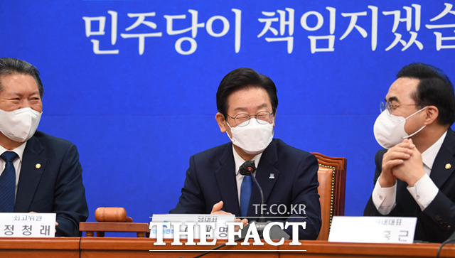 이재명 더불어민주당 대표(가운데)가 29일 오전 서울 여의도 국회에서 열린 최고위원회의에 참석하며 박홍근 원내대표(오른쪽), 정청래 최고위원과 대화를 나누고 있다. /이새롬 기자