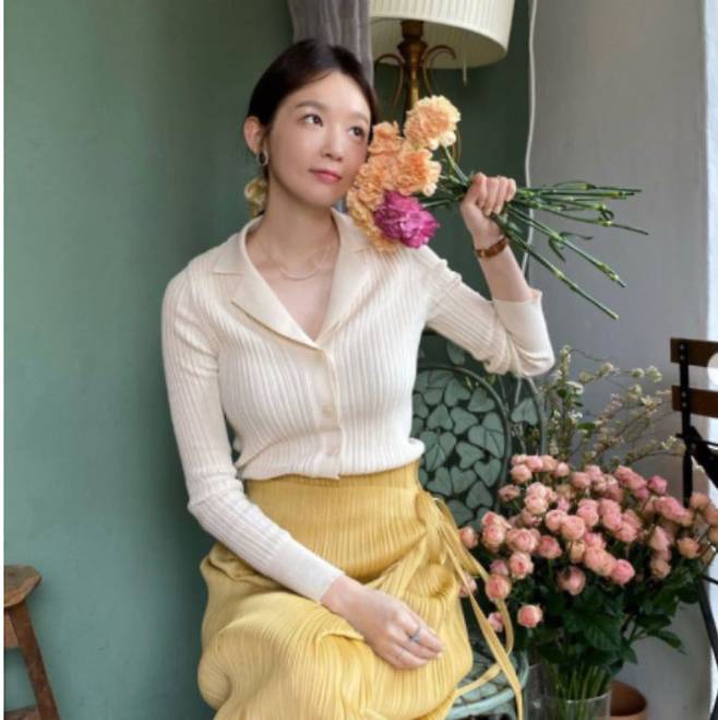 주름 블라우스와 치마를 산뜻하게 연출한 가수 강민경. '사복 장인'으로 불리는 가수 강민경이 플리츠 플리즈 제품으로 멋을 냈다. '주름 패션'하면 보통 '어머니 의상'으로 알려졌지만 강민경 등 스타들이 산뜻하게 소화해 내면서 젊은 층에도 인기 아이템이 됐다. /강민경 인스타그램