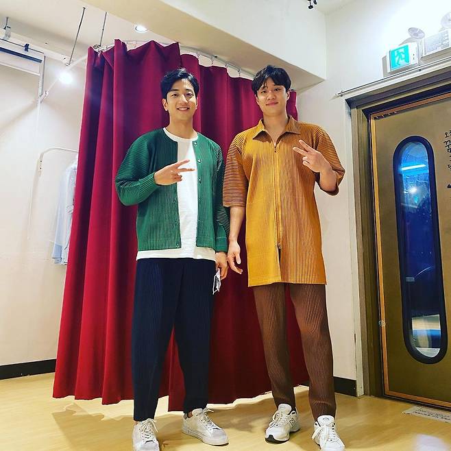 농구 스타 형제 허훈(왼쪽), 허웅은 그들 표현대로 '골지 패션' 즉 플리츠 제품 마니아로 알려져 있다. 그들이 위 아래로 빼입은 제품은 플리츠 플리즈의 남성 라인인 옴므 플리세 의상이다 /허훈 인스타그램