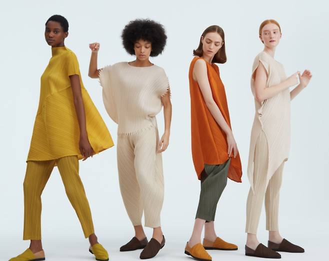 일상복도 마치 무용수가 입는 것처럼 움직임에 거침이 없어야 한다고 생각했던 이세이 미야케. 스티브 잡스는 그가 1980년대 디자인한 소니 유니폼의 간결성과 기능성에 반해 애플 유니폼을 의뢰하려다 결국 자신의 상징인 터틀넥100개를 주문한 걸로 알려졌다. 소니 유니폼은 집업 점퍼 형식으로 어깨에 지퍼가 달려 조끼로 변신하는 스타일로, 시대를 앞서간 '패션 혁신가'였다./이세이 미야케 플리츠 플리즈 홈페이지