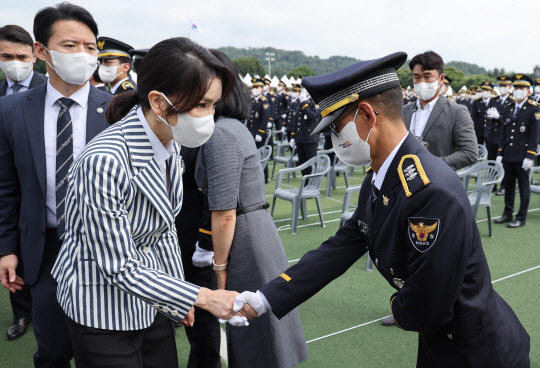 김건희 여사가 지난 19일 충북 충주시 중앙경찰학교에서 열린 310기 졸업식에서 신임 경찰과 인사하고 있다.<연합뉴스>