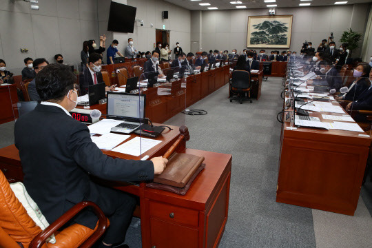 30일 서울 여의도 국회 본관에서 열린 운영위원회 전체회의에서 권성동 운영위원장이 의사봉을 두드리고 있다.<국회사진기자단·연합뉴스>