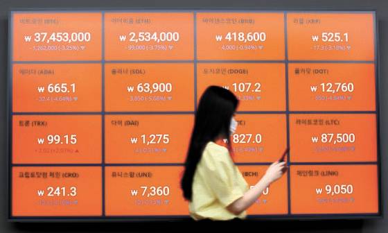 지난 5월24일 서울 서초구 가상자산 거래소 빗썸 고객지원센터 전광판에 비트코인 등 주요 가상자산 시세가 나타나고 있다.   뉴스1