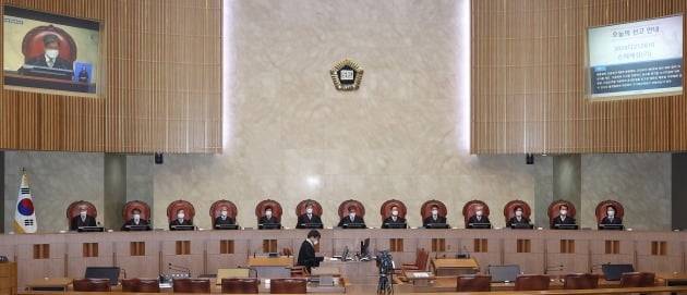 명수 대법원장을 비롯한 대법관들이 30일 오후 서울 서초구 대법원 대법정에서 열린 긴급조치 9호 피해자에 대한 국가배상 책임 관련 전원합의체 선고에 입장해 자리에 앉아 있다. 연합뉴스