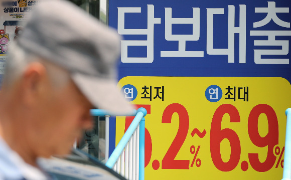 올 7월 은행권 가계대출 금리가 4.52%를 기록, 9년4개월 만에 최고치를 찍었다. 사진은 경기 수원시에 장안구에 위치한 시중은행에 담보대출 금리가 걸려 있는 모습./사진=뉴스1