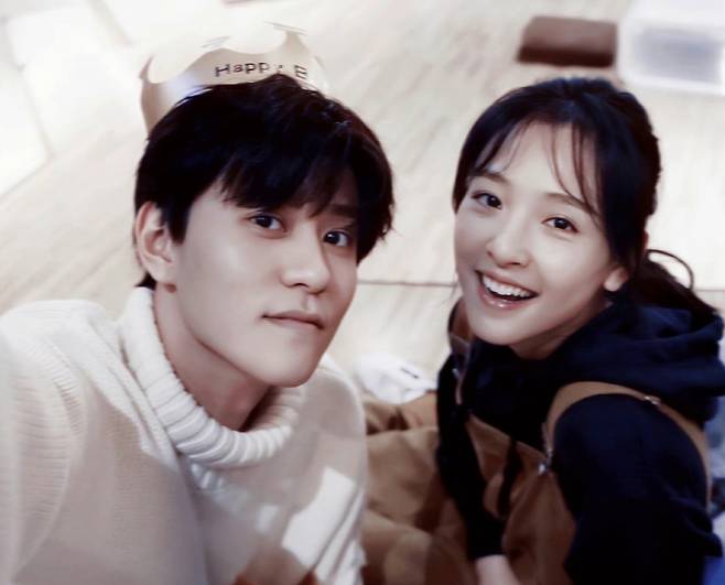 텐센트비디오가 KBS 드라마 '연애의발견'을 리메이크한 '연애적하천'을 지난 28일 공개했다. 사진은 KBS 드라마 '연애의 발견' 중 한 장면(위)과 '연애적하천' 홍보 포스터(아래).