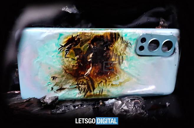 배터리가 폭발한 중국 스마트폰. [렛츠고디지털 캡처]