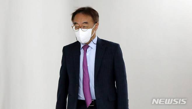 [서울=뉴시스] 추상철 기자 = 임종헌 전 법원행정처 차장이 지난 29일 오전 서울 서초구 서울중앙지방법원에서 '사법농단 혐의'와 관련 156차 공판에 출석하고 있다. 2022.08.29. scchoo@newsis.com